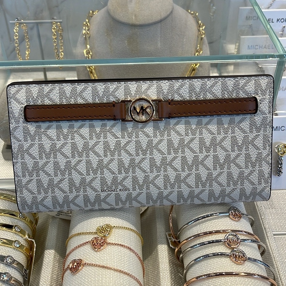 Michael Kors Reed Large Bifold Signature Snap Wallet Card Case 
Vanilla 
NWT - Picture 16 of 16